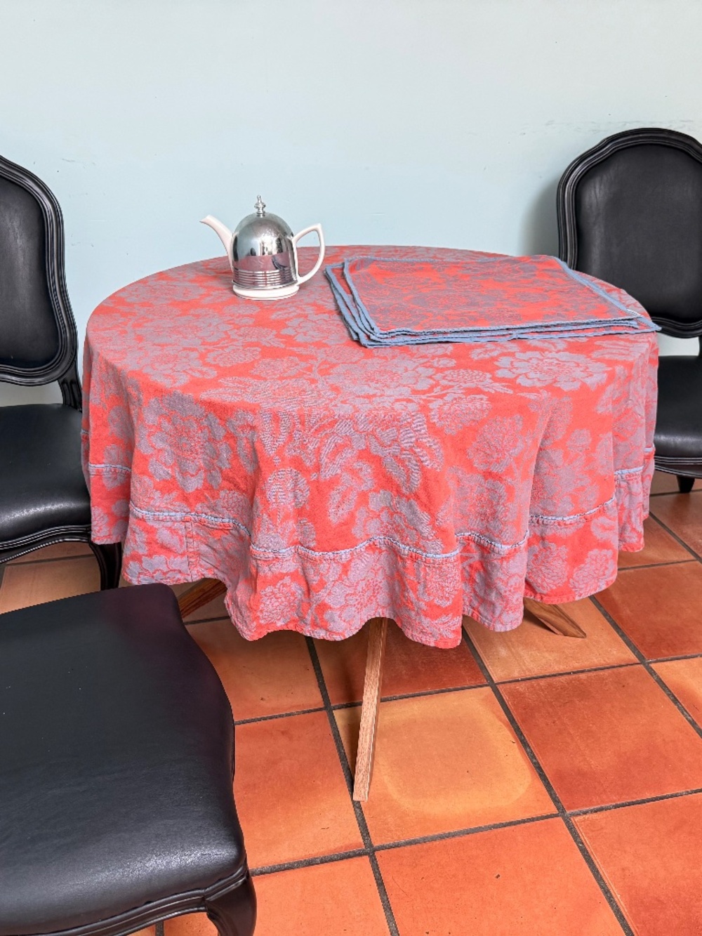 Anthropologie Magnolia Jacquard Tablecloth and Dahlia Napkin Set (8)